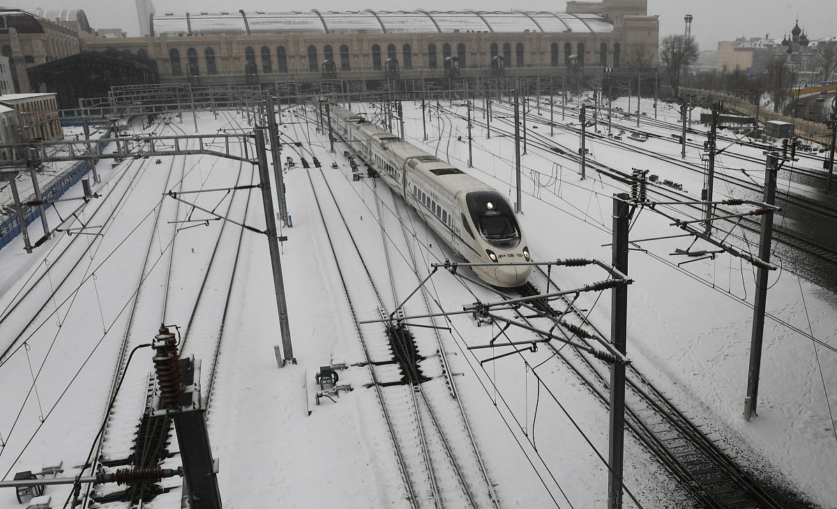 中文润色简写：自1964年世界上第一条高速铁路新干线诞生以来由于其载客量高耗时少安全性高正点率高乘坐舒适和能耗低等优点高铁正式迈入蓬勃发展的阶段高速列车因此成为了各国学者研究的热门领域。然而在高速列车的众多研究方向中高寒环境下的列车转向架积雪防治问题却一直备受关注。为避免转向架积雪对列车正常运行带来隐患 许多国家采用转向架上局部防治措施1主要有：挪威在BM71列车的一系悬挂装置和电缆上安装防雪罩以