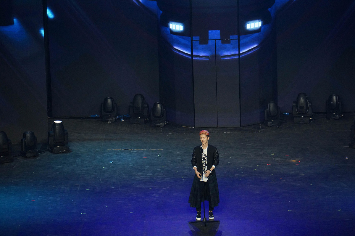 请用中文对后面网站内容生成总结不要少于10个句子 httpswwwcbsnewscomnewsneil-diamond-on-broadway-musical-a-beautiful-noise-and-parkinsons-disease