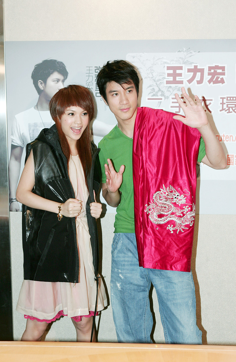 2007年8月28日,台北,王力宏"改变自己"二手衣环保义卖开始.王力宏,杨