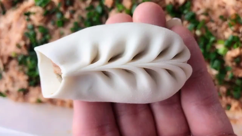 饺子铺师傅分享柳叶饺的包法,非常简单,仔细看手法就能学会