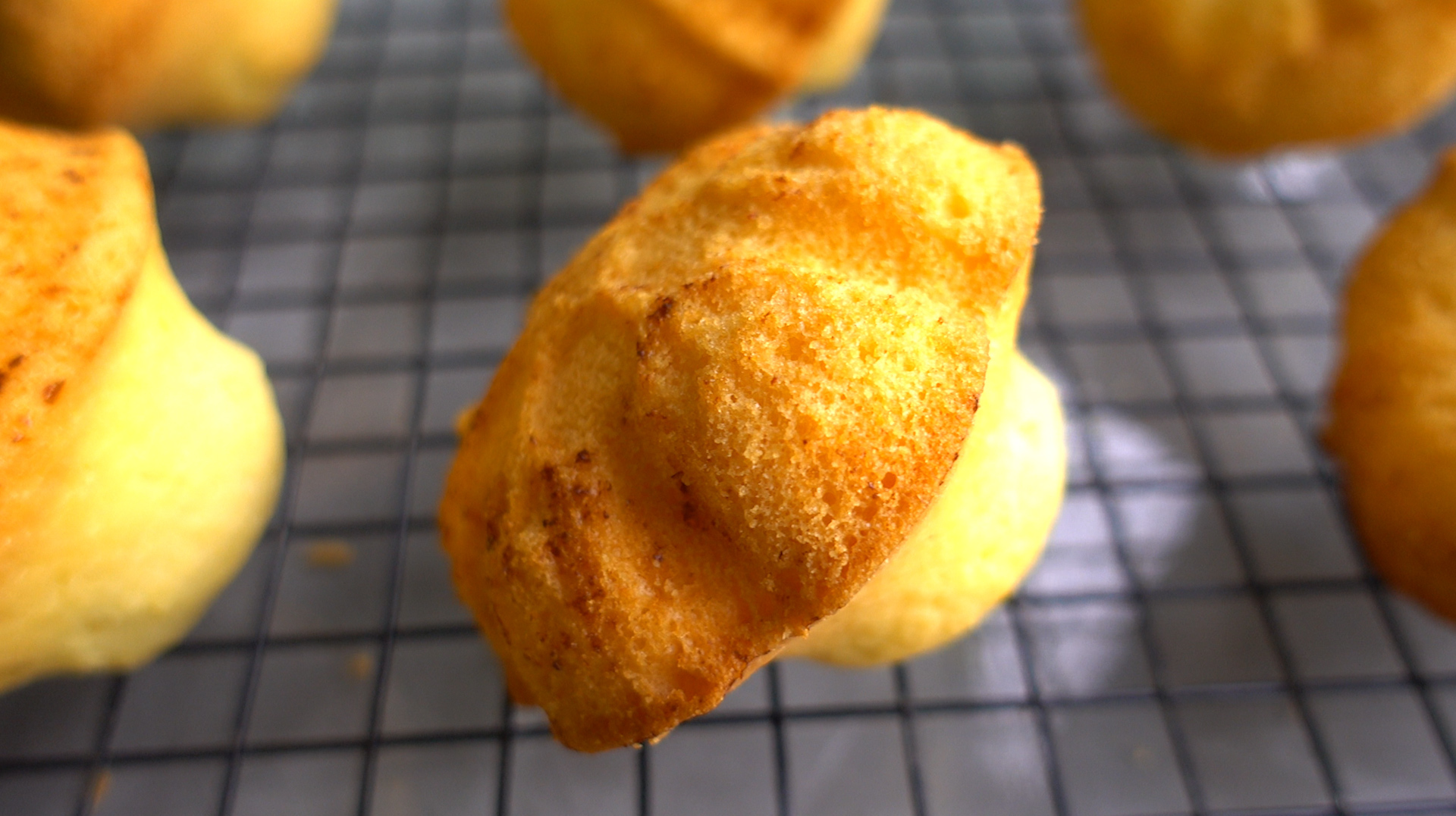 把鸡蛋和面粉拌在一起,无需打发,做出松软的玛德琳蛋糕