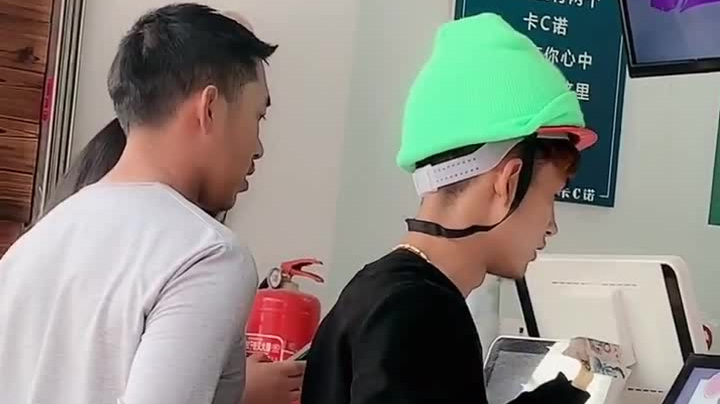 小伙买奶茶,接下来看到他付钱的一幕,后面的大哥愣住了