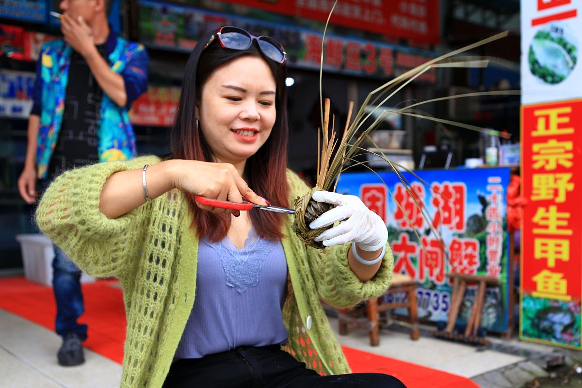 2019年9月24日,江苏常州凌家塘批发市场,螃蟹进入销售旺季,扎一只螃蟹