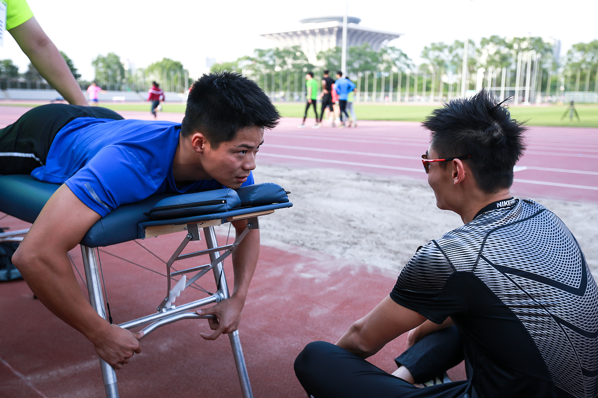 体能课、游泳比赛和视频通话：一天的感悟