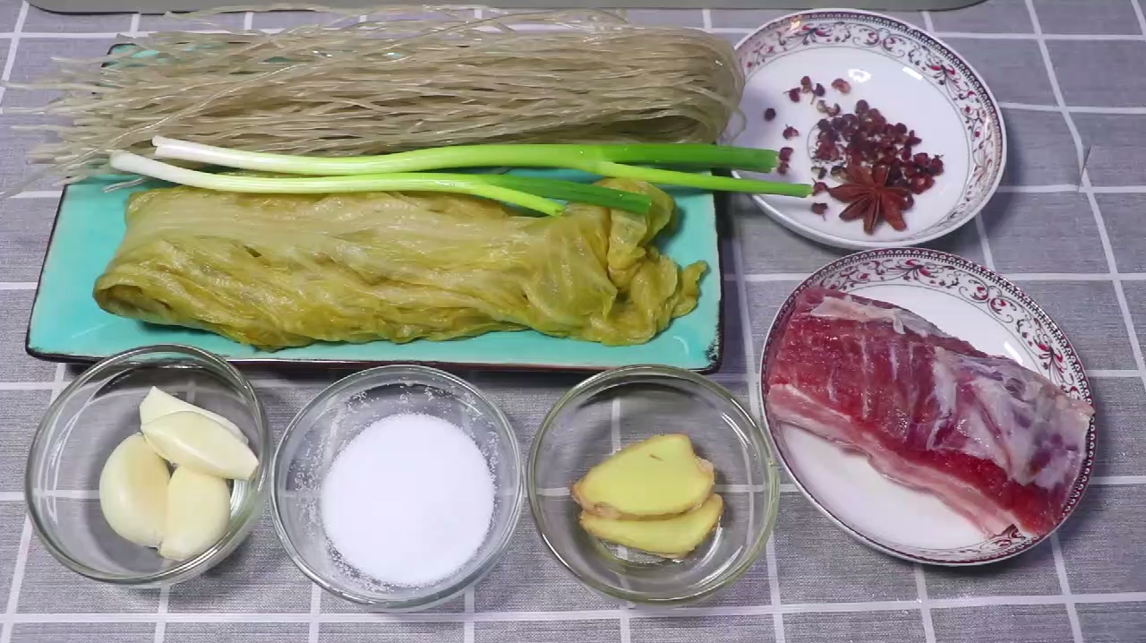 第一次做猪肉酸菜炖粉条,太好吃了,多吃了两碗米饭