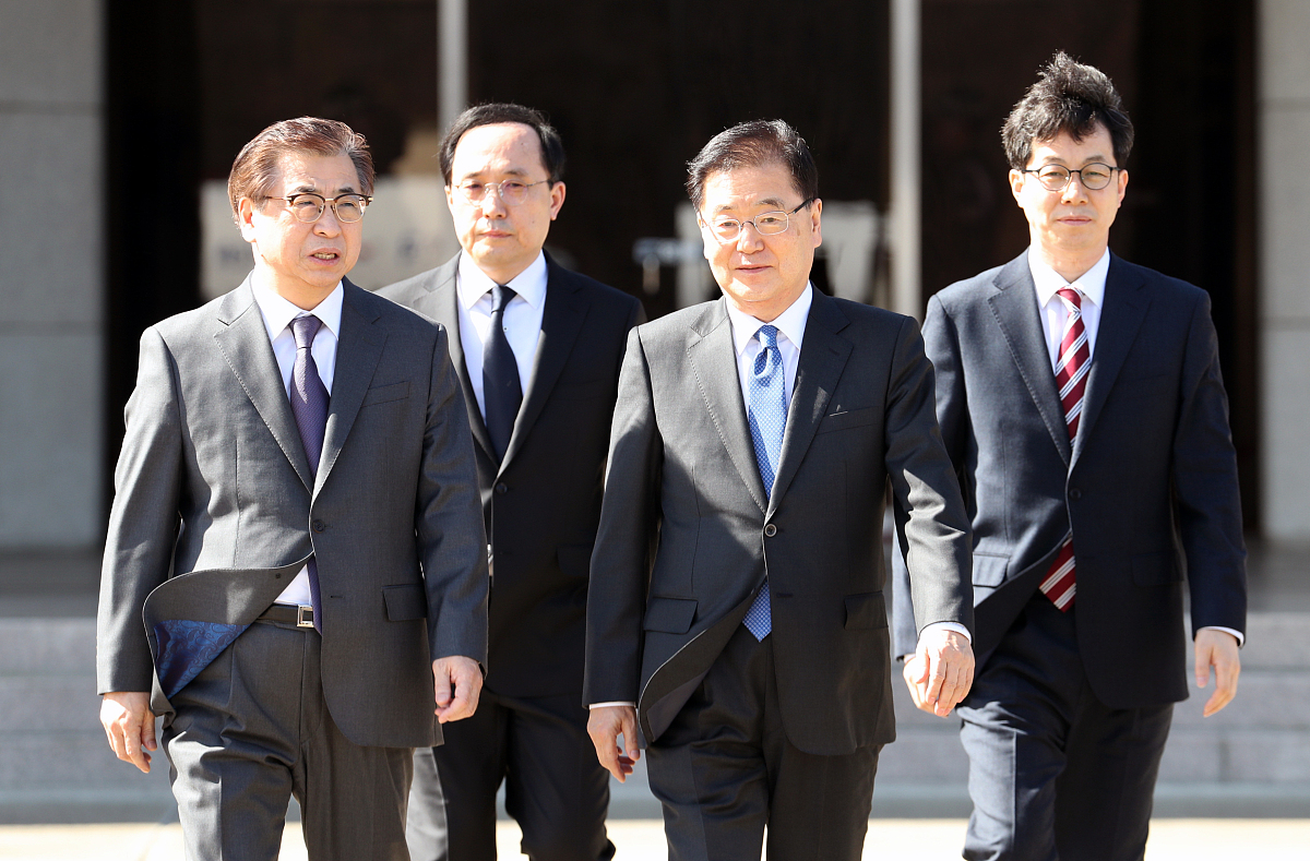 当地时间2018年3月5日,韩国首尔,韩国总统文在寅特使团从首尔机场出发