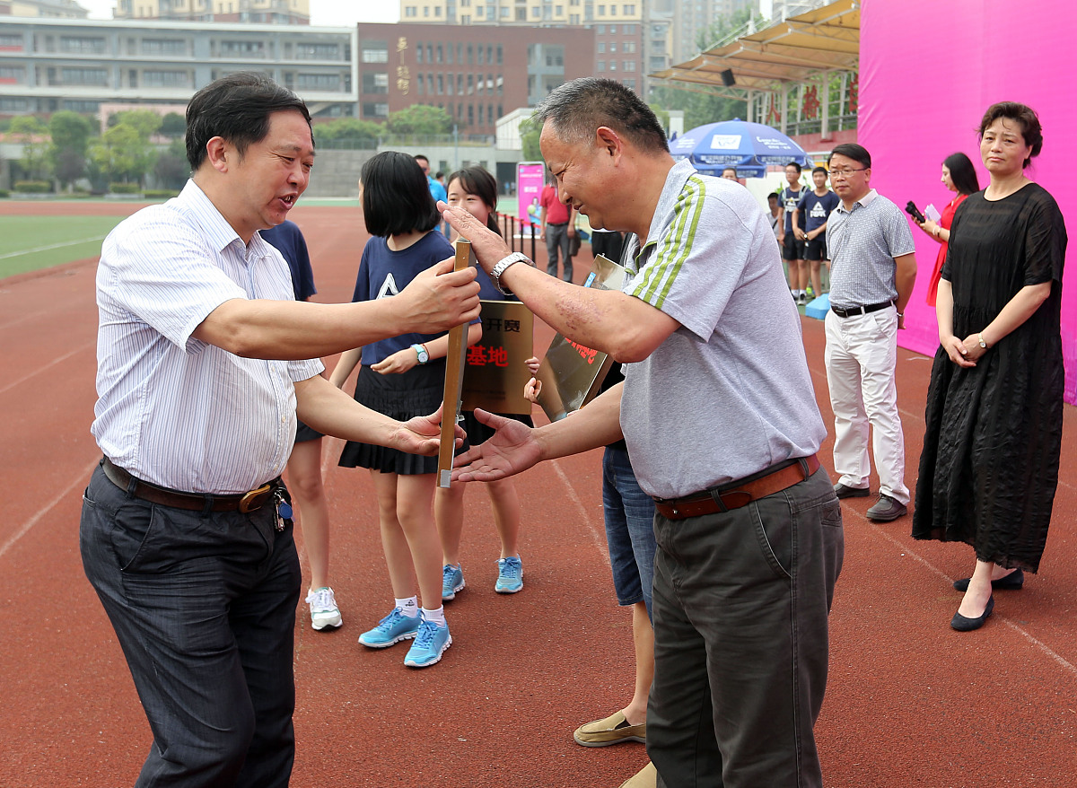 校长运动会致辞：展现体育精神，共创美好未来