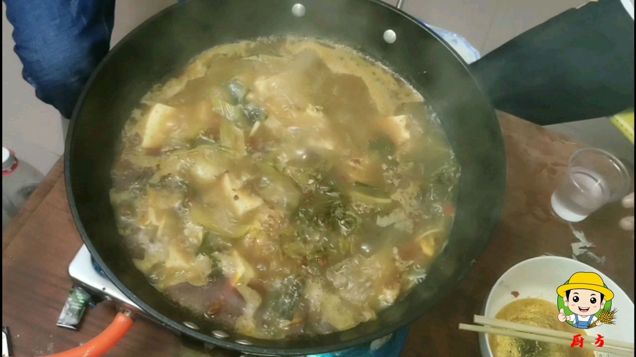 2019年入冬的第一餐火锅,做一份麻辣酸菜草鱼,三斤草鱼不够吃