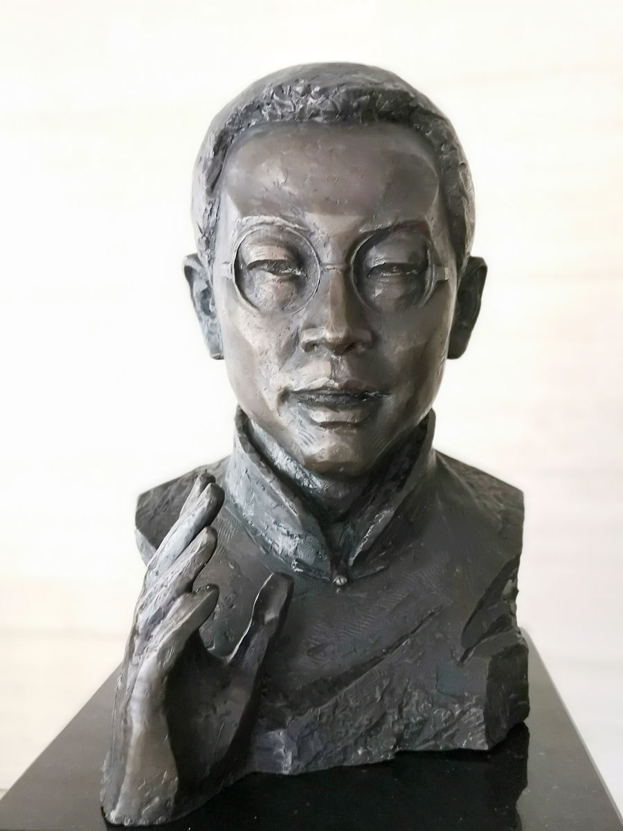 2019年4月7日,湖北武汉,湖北日报传媒集团.恽代英塑像