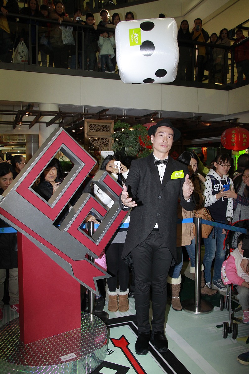 2012年12月30日,香港,陈豪出席某商场大富翁游戏活动.***_***陈豪+++_