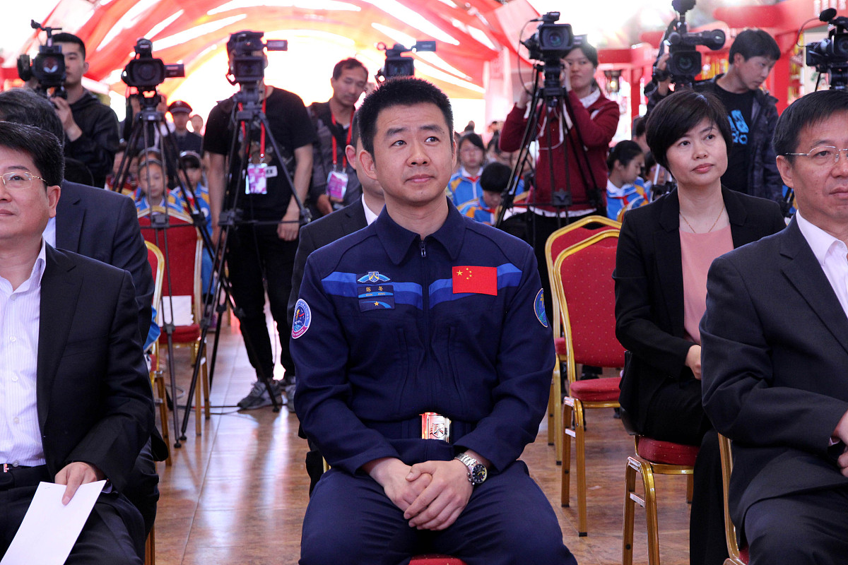 六月美文主题：从追梦人到圆梦人。我曾经梦想着有一天能把自己热爱的科研工作搬到太空去于是我毫不犹豫报了名。2023年5月29日据中国载人航天工程办公室消息神舟十六号航天员乘组由景海鹏、朱杨柱、桂海潮3名航天员组成。这是我国第三批航天员首次亮相载人飞行任务也是我国航天员第一次作为载荷专家完成空间站首秀。2018年当桂海潮得知我国要选拔首批载荷专家31岁的他当即报了名航天员的选拔过程极其严苛对身心综合素