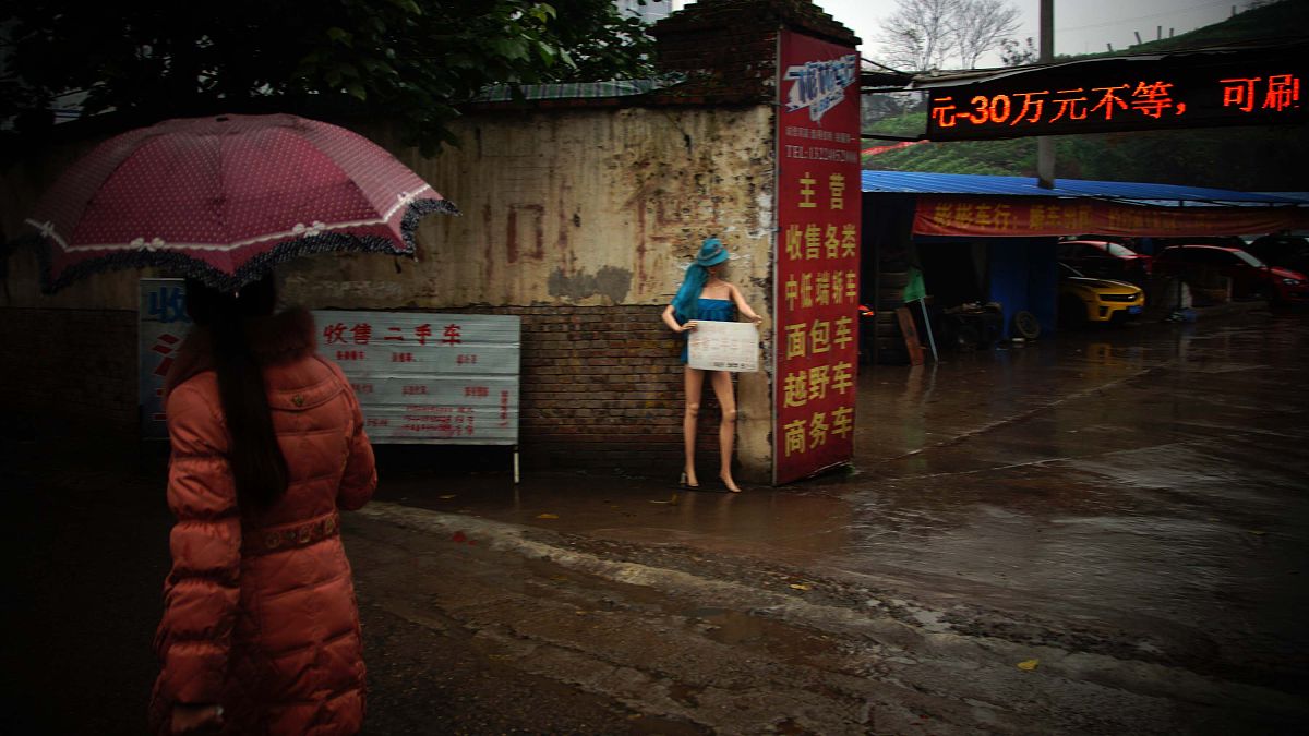 2015年01月27日,重庆,某二手车市场也请来一位性感"美女"模特助阵,在