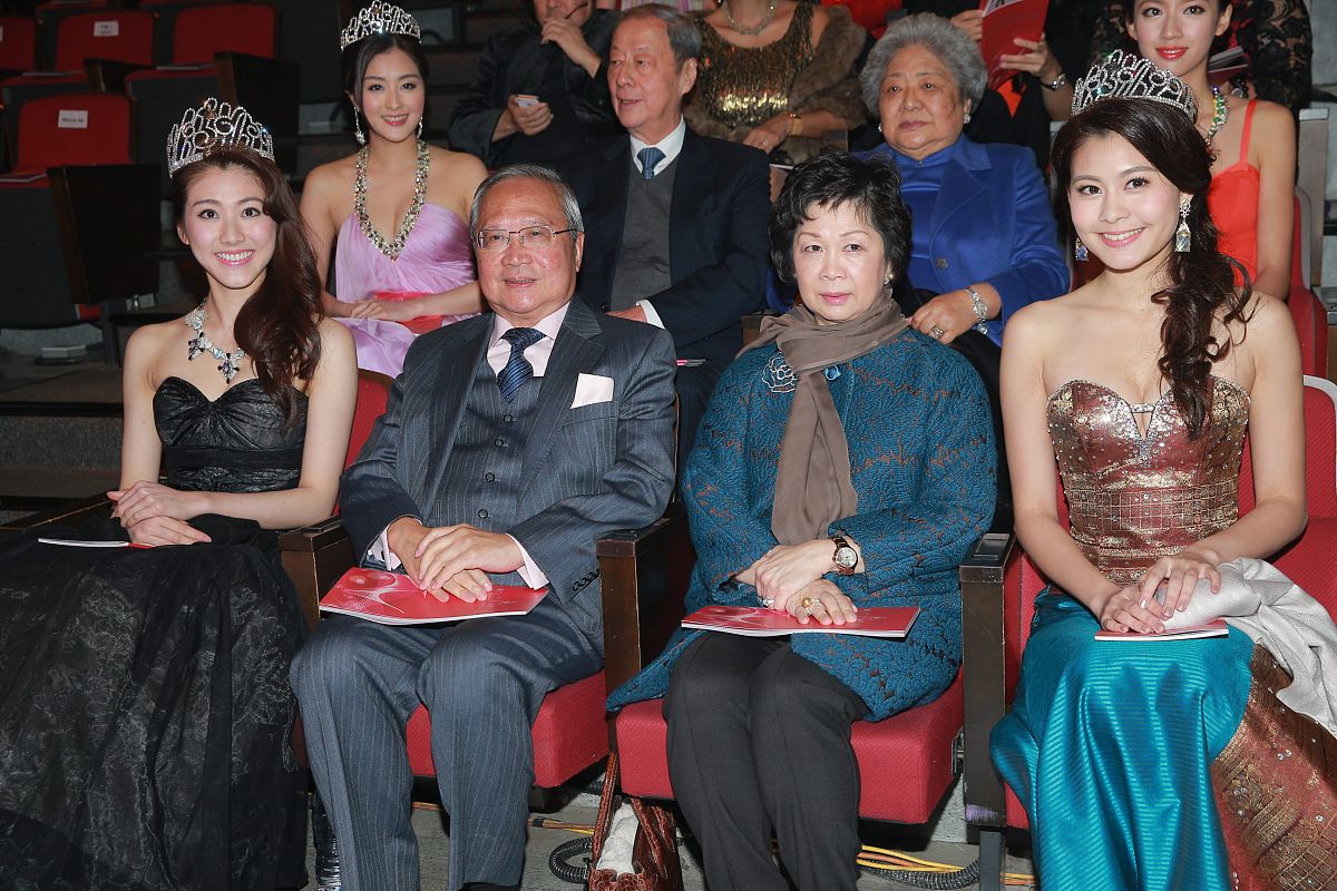 利智与何鸿燊：一段优雅邂逅的爱情故事