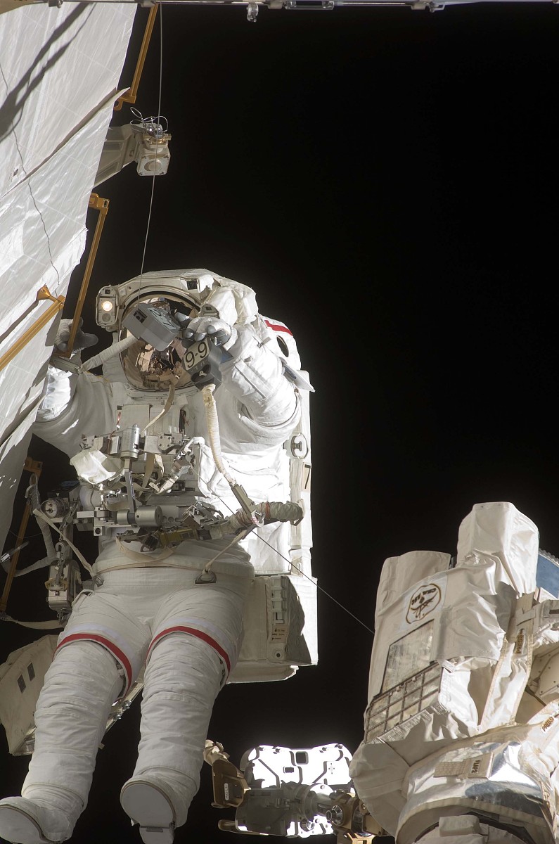 这张由美国宇航局(nasa)2009年7月21日公布的照片显示,美国"奋进"号航