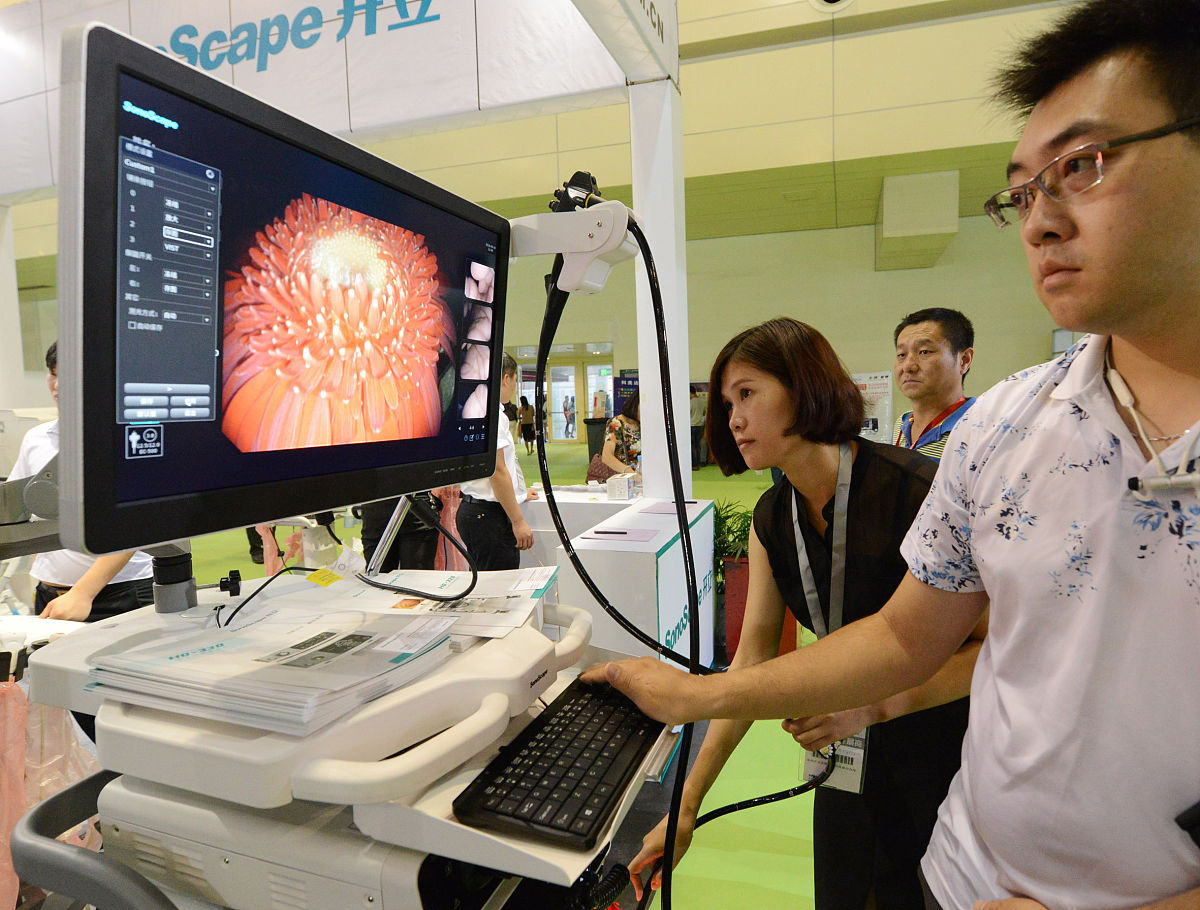 简短摘要：1改进直肠指检模型 增加直肠指检腔内操作可视化功能本项目所用的直肠指检临床教学的模型是分体式模型包括模拟病人臀部的模型主体和模拟直肠病变的可安装拆卸的摸具如图1所示。直肠模具为中通型模型如图2所示可满足安装可视化装置的要求。可视化系统的设计组装。硬件包括：微型摄像镜头图像CDD光电转换系统照明光源系统图像采集、存储和显示系统控制模块组成。软件包括：高效的软件系统处理图像可以调节图像对比度