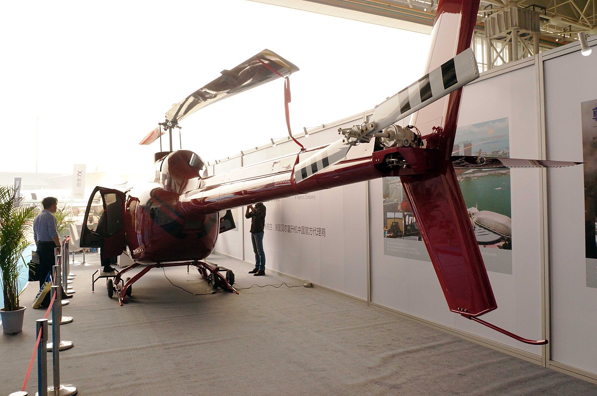 请写出《国际商务导论》课程改革的实施步骤：课程建设的详细安排、推进步骤及具体方案。