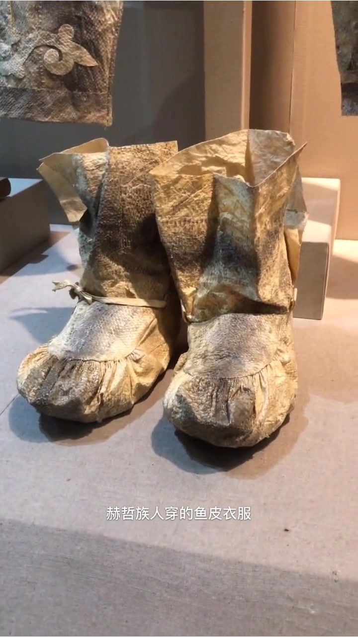 百年前赫哲族人的鱼皮衣服,一般用十几斤或几十斤的大鱼鱼皮制作