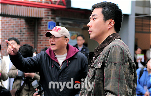 2011年4月22日,韩国,影片《疼痛》在首尔街头举行公开拍摄.***_*** 权