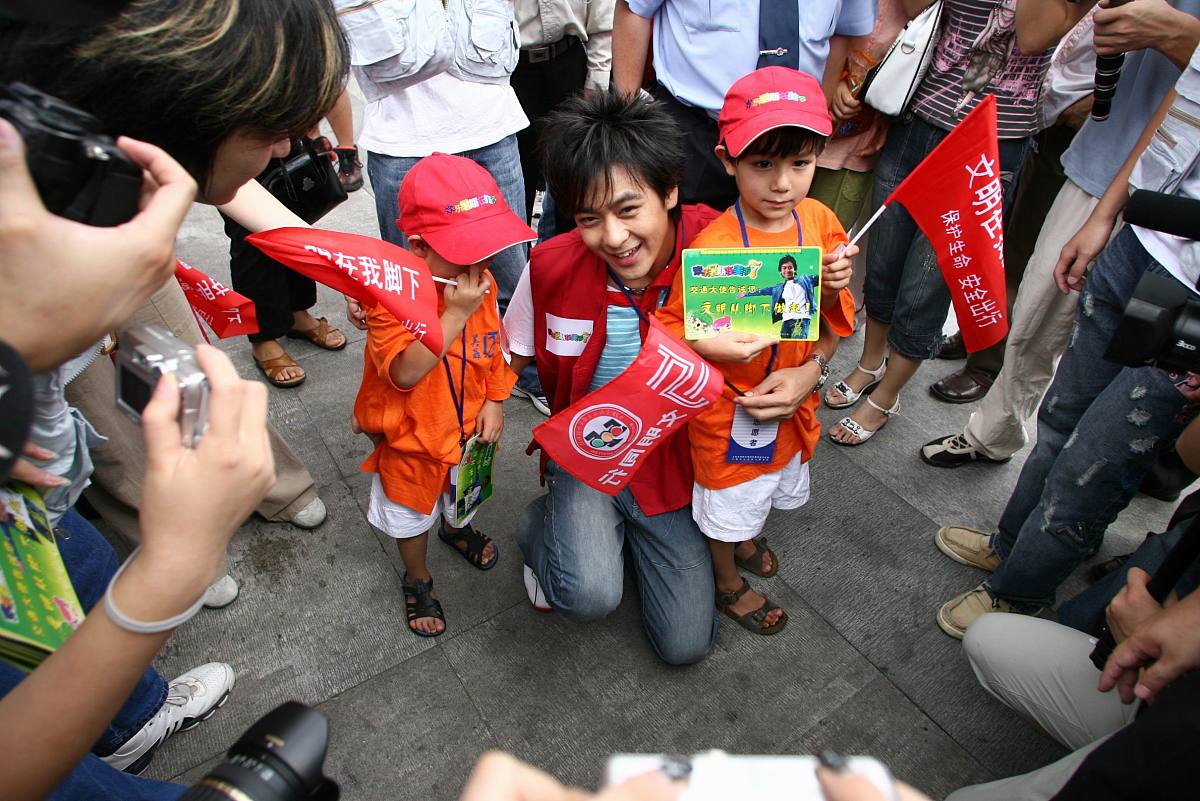 2006年8月25日上午,"阳光男孩"林志颖在上海徐家汇广场做起了义务交通