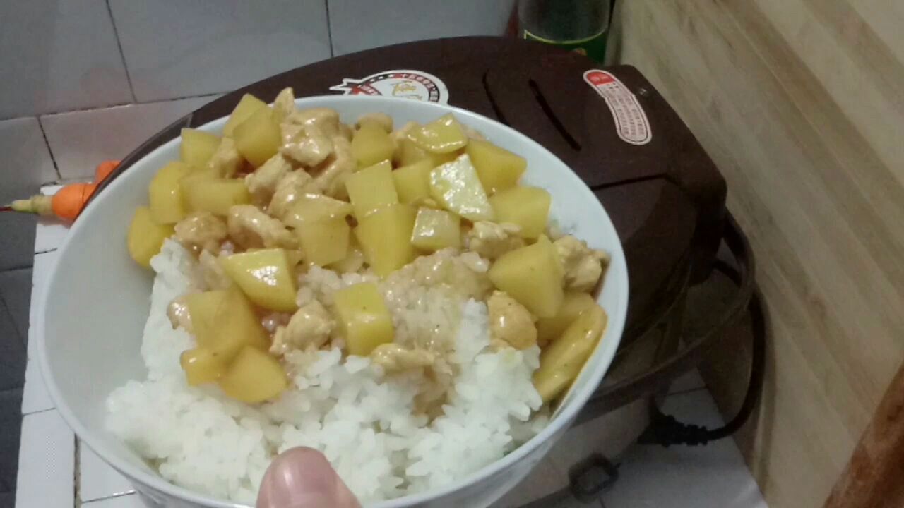 今天给大家分享一个土豆鸡肉丁盖浇饭的家庭版做法