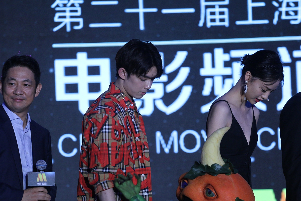 21届上海电影节:杨幂佟丽娅单白t依旧女神 亲密热聊放电