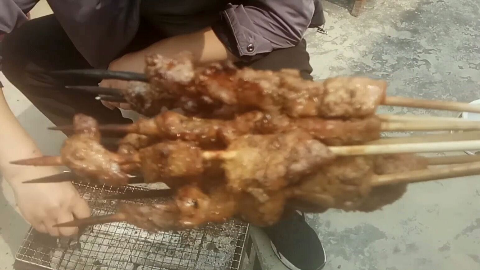 烧烤猪肉串一点不比羊肉串差