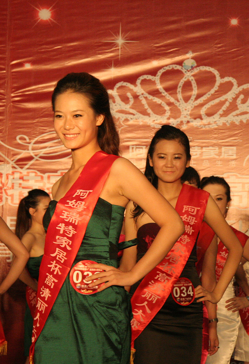 2011年8月13日,陕西西安,一场"高清丽人秀"活动在陕西西安举行***_***