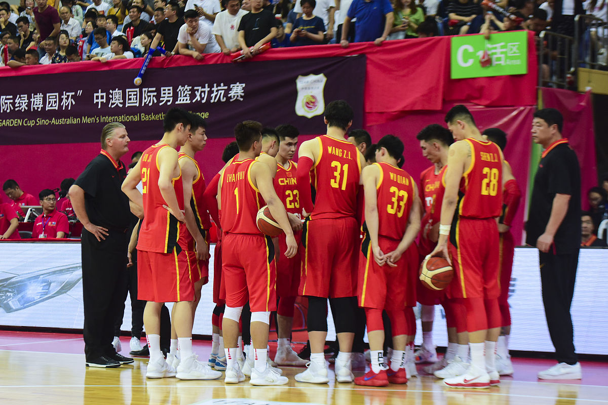 李凯尔首秀11分！中国男篮热身赛惜败意大利，暴露防守问题