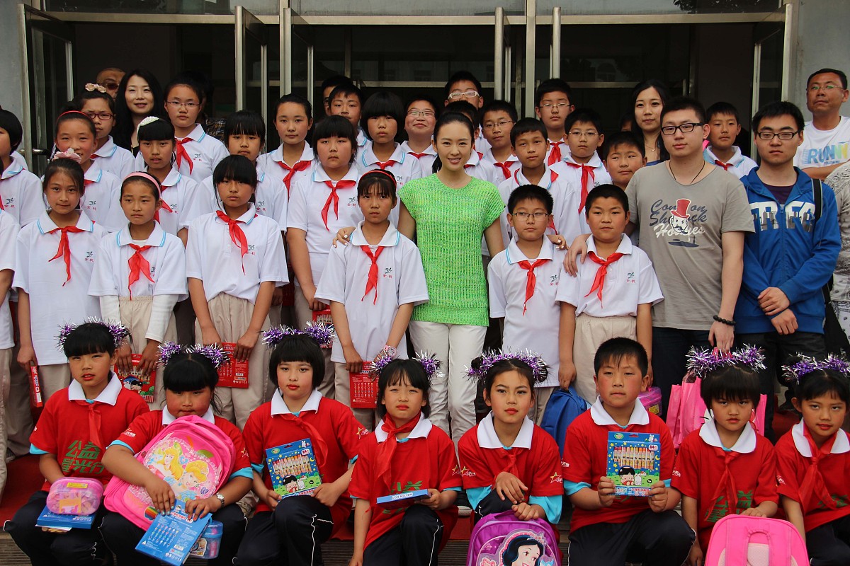 2013年05月24日,辽宁省沈阳市,女星童瑶现身沈阳出席了希望小学艺术支