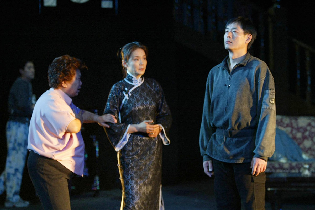 首先是蘩漪周萍和她在周家的时候因为无法释放自己的情绪所以有了一段不太好的过去所以才会有这样的事情发生。可是对于一个快过30的人来说跟后妈有这种事不管是在家里还是在社会上都是不能接受的。后来犯下了大错他感到了耻辱所以才会毫不留情的和她决裂他的感情和理智在这一刻产生了冲突。而涟漪却没有这种想法从一开始她就希望能和周萍好好相处哪怕他们只是一对父女。不过他们之间并没有什么血脉上的联系。然后是四凤周萍断绝了