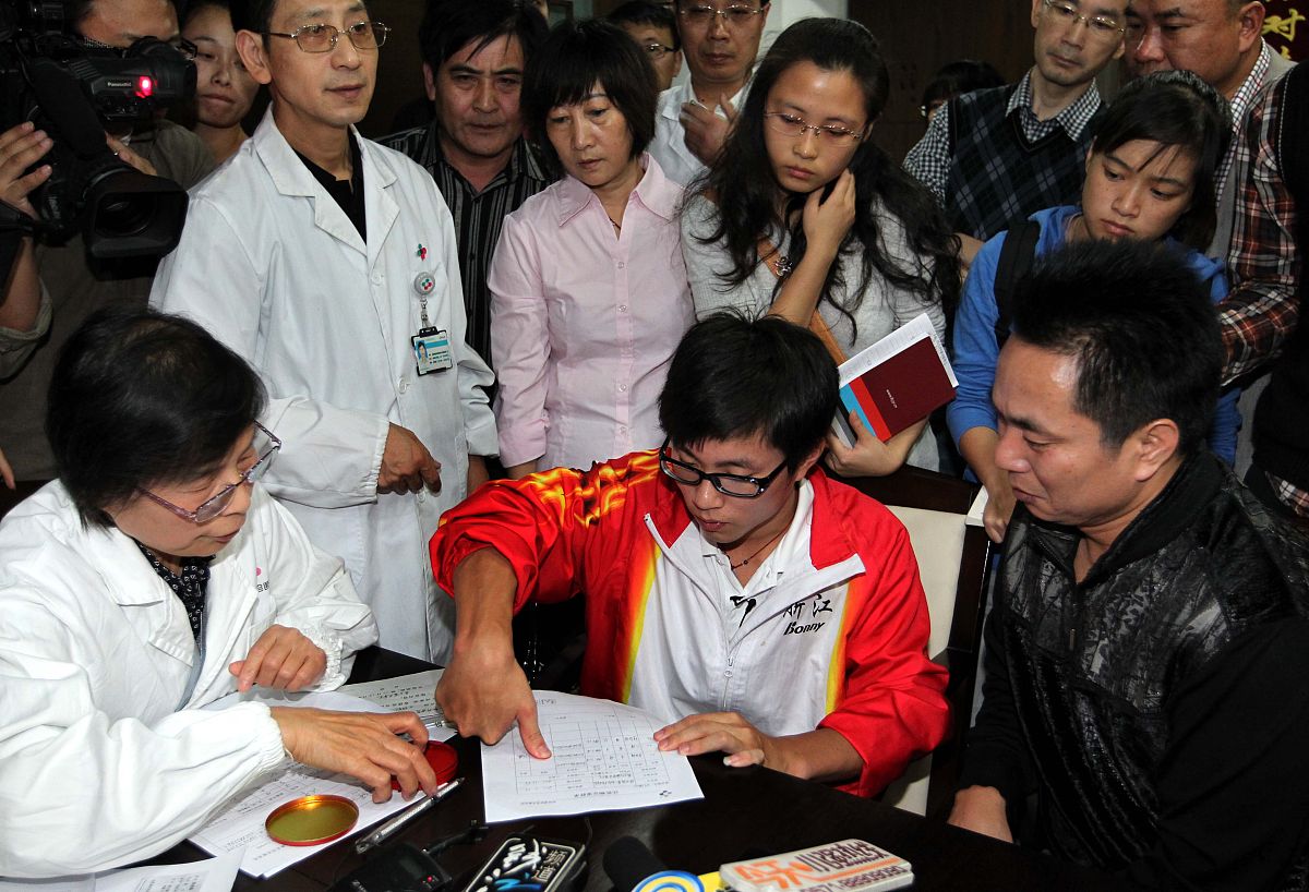 2011年10月21日,在杭州迪安医学检验中心司法鉴定所,残运会首金获得者