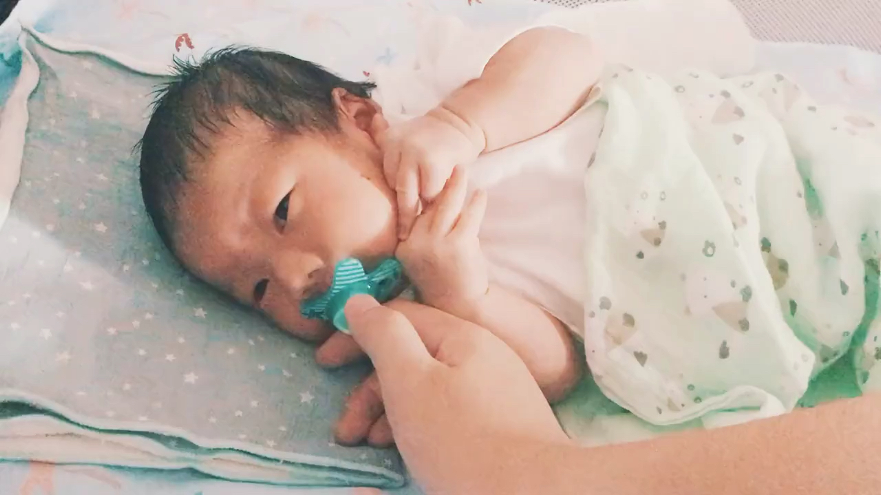 小宝宝不想吃奶嘴,妈妈硬塞给宝宝嘴里,宝宝生气的表情好可爱