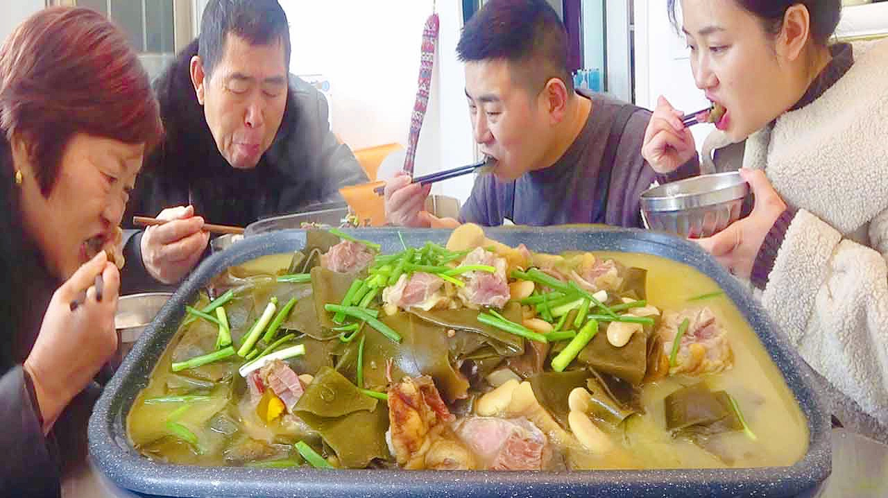 超小厨今天炖四川腊猪蹄,海带芸豆配猪蹄,又软又糯老爸啃过瘾