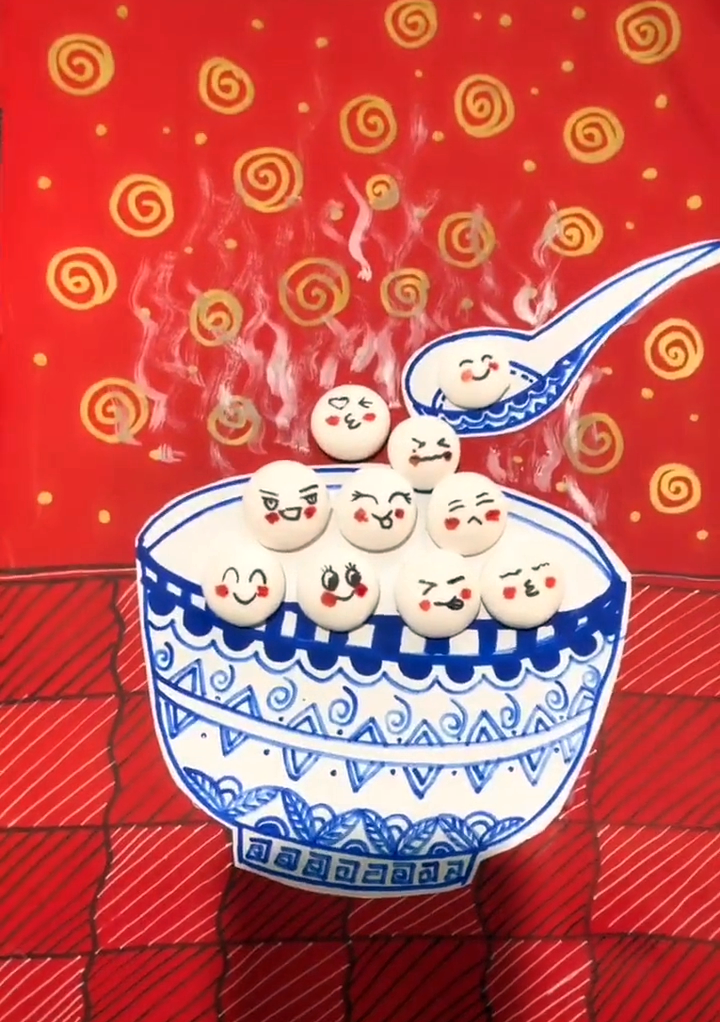 正月十五闹元宵,看花灯,吃汤圆是必不可少的节目。作为幼儿园老师,在节日期间带着全班小朋友做一个关于元宵节的手工是必不可少的。 作为幼儿园手工,简单又漂亮是必备要素,而且要根据不同年级设置不同的难度,这样才能让小朋友们在玩乐中学习,增长技能。 下面这个元宵节主题的手工制作,可简单,可复杂,制作起来乐趣满满,简直太适合幼儿园小朋友了。 材料:A4彩纸、白纸、画笔、黏土、剪刀、胶水。 第一步:画大样 选一张在A4彩纸,在底部三分之一处画一些图案,当做桌布。这里小编画了简单的方格图案,大班的小朋友可以在方格里继