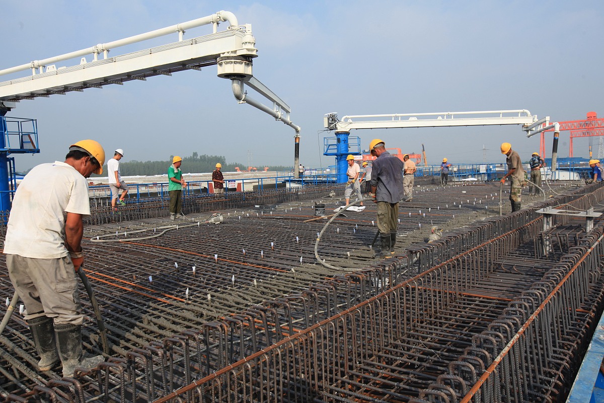 本项目会议中心屋面框架梁长度为271m属于大跨梁。并且该梁顶部需要进行约1m厚的覆土荷载极大。因此在进行结构受力分析和体型设计过程中经过多次验算在多种方案例如钢结构梁、预应力梁等中选择宽度为500mm、高度为1700mm的大截面预应力梁并采用两端张拉的方式方可满足设计荷载等验算要求。将上述内容重写主要描述其创新点