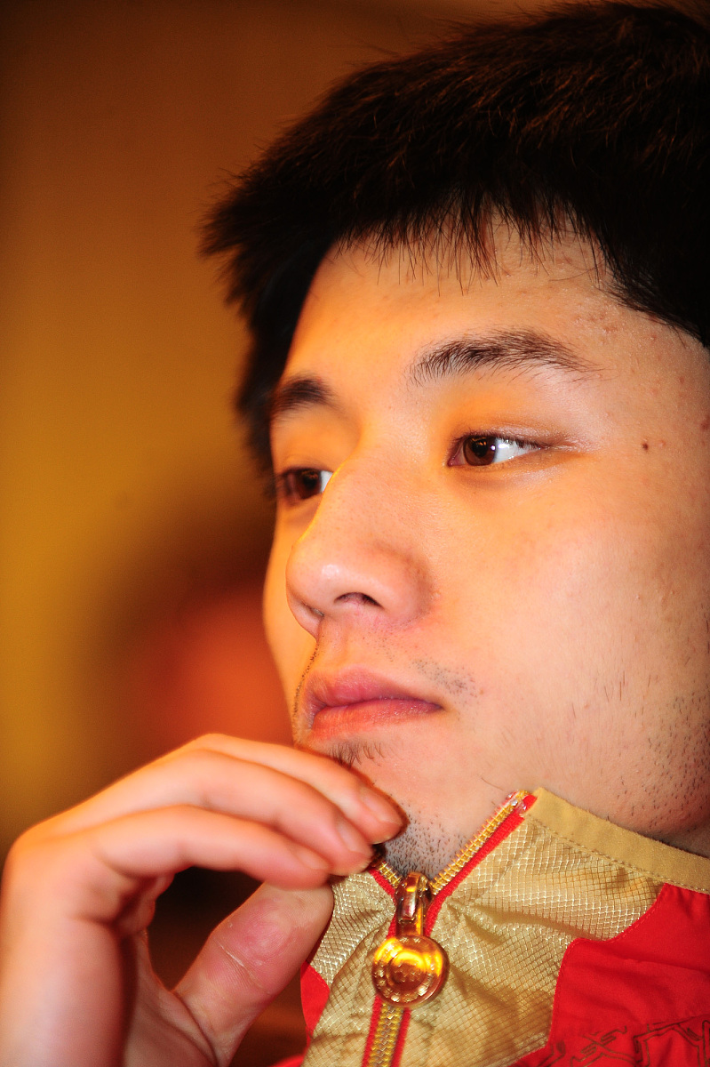 再详细一点：近日有关张继科的传闻引起了广泛关注。虽然张继科工作室已经两次发表声明否认但是这些传闻仍然在持续发酵。传言称张继科因为借钱欠债及传播女演员隐私视频而备受争议。然而这些传言究竟是真是假目前还没有确凿的证据。张继科作为中国乒乓球队的一员曾经在世界乒乓球赛中多次获得冠军备受国内外球迷的喜爱。然而在近年来他并未参加比赛也没有宣布退役。据刘国梁透露张继科希望和好友马龙一起退役。在中国体坛中许多退役