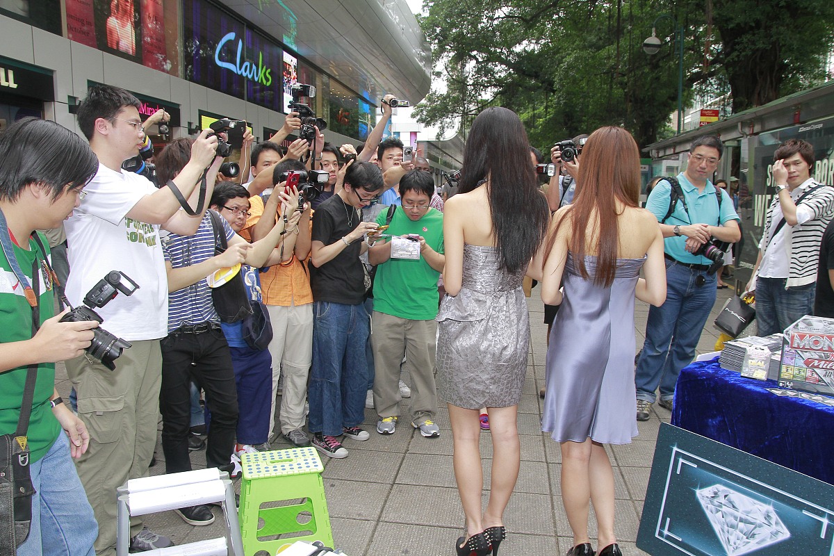 2012年9月15日,香港,donut成员为"大富翁超级富豪"系列游戏宣传. ***_