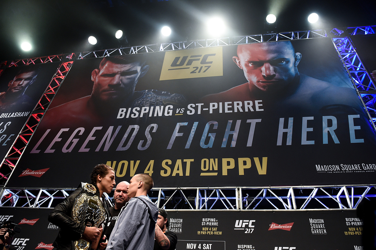 幽默风趣的wwe解说员请你用幽默风趣的角度详细解说wwe1541期oc俱乐部击败阿尔法学院和科尔宾男爵