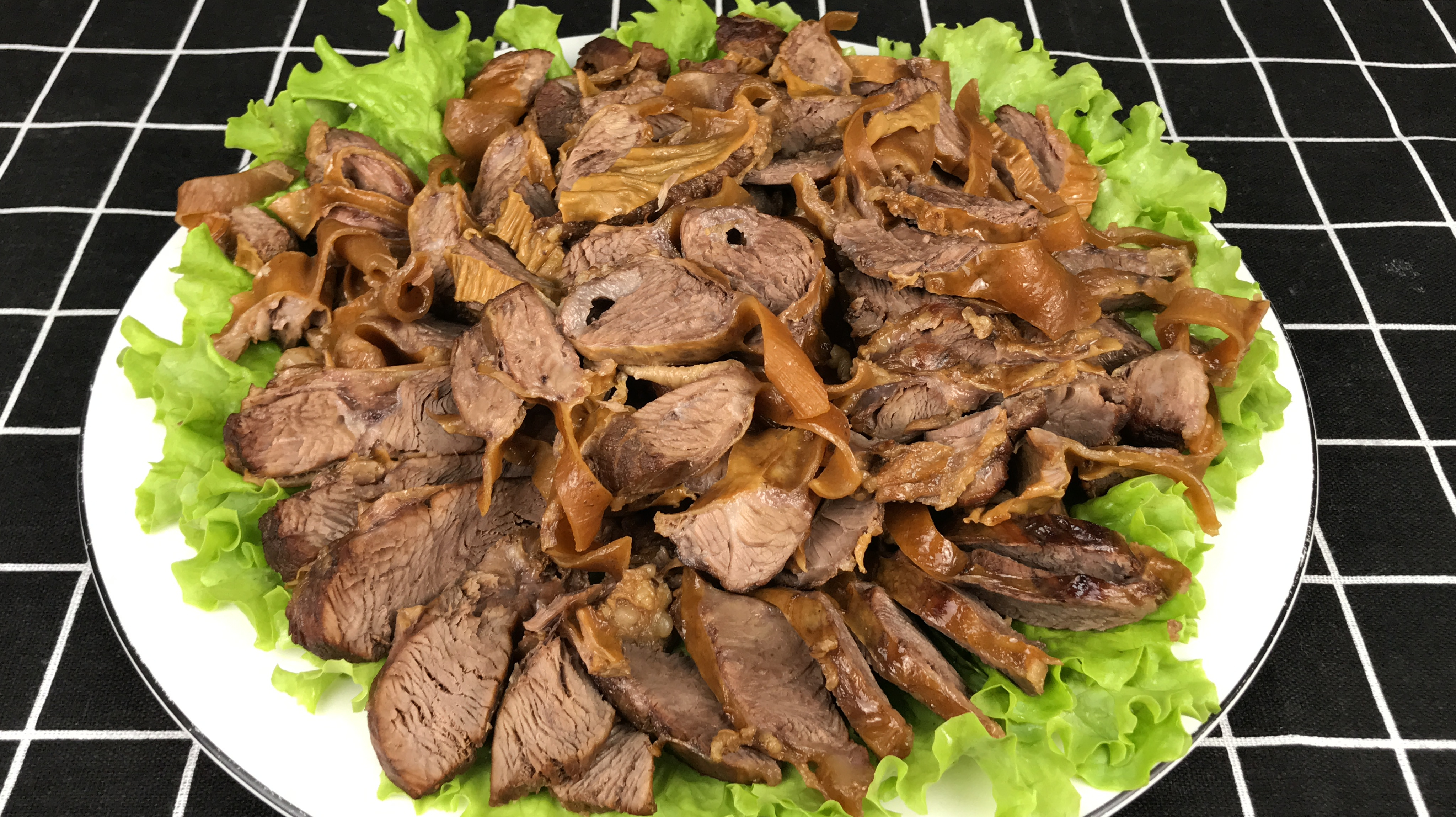 试试护心肉的这个做法,肉烂筋多有嚼头,招待客人倍有面子