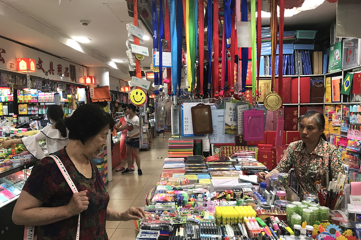 ***_***2017年6月19日,北京阜外大街的天意小商品批发市场,顾客在购买