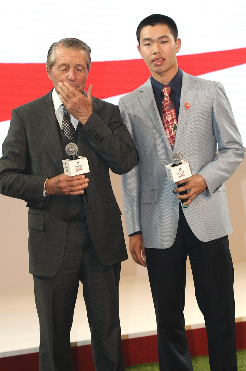 2013年11月04日,上海,世界高尔夫最年轻的"神童"关天朗出席慈善活动.*