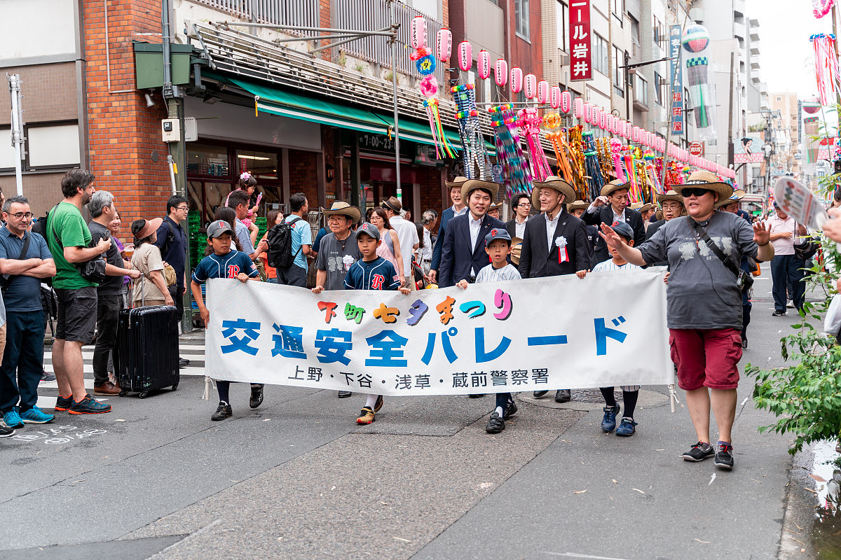 当地时间2019年7月6日,日本东京,民众张灯结彩迎接令和元年首个日本七