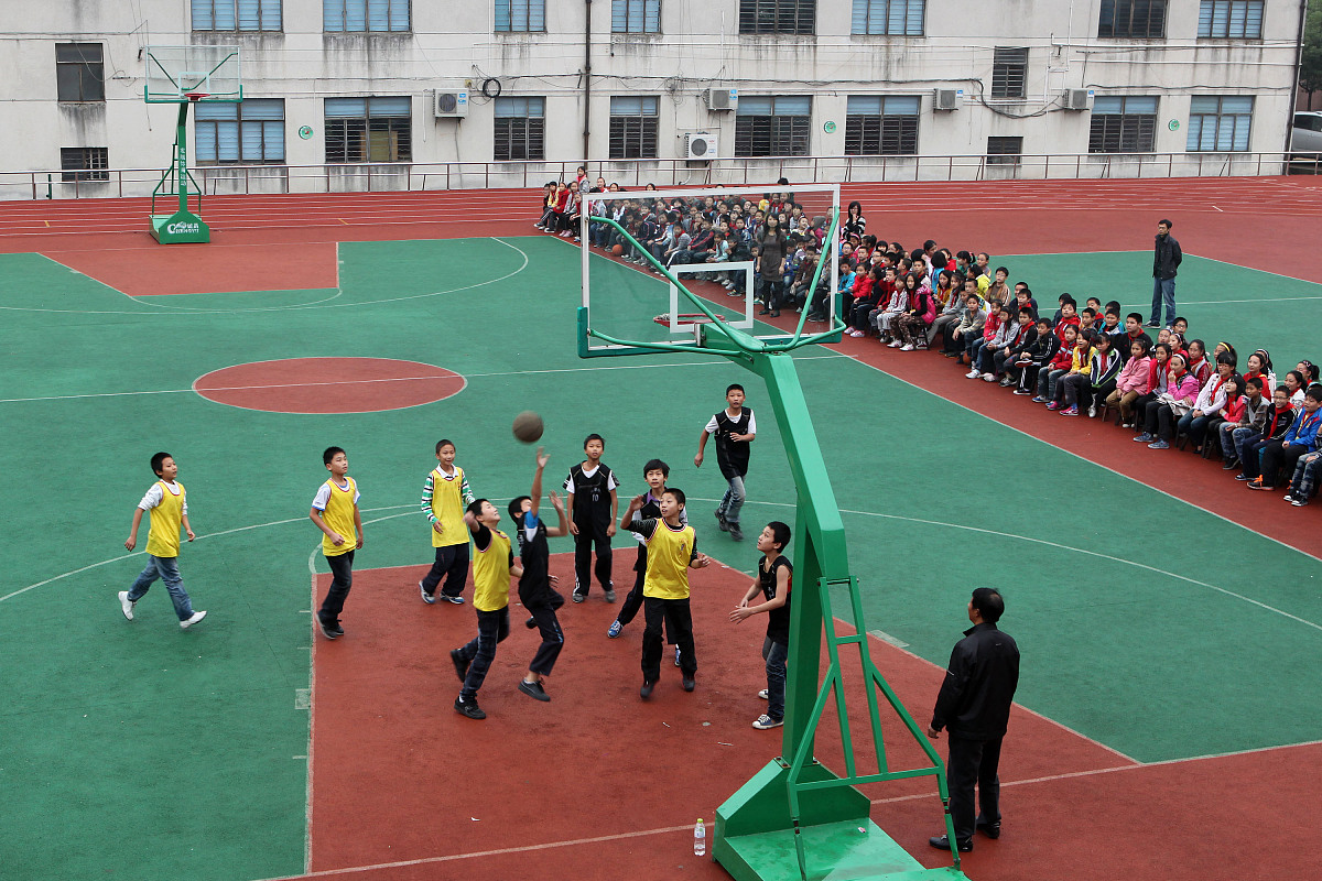 ***_***2011年11月8日,浙江省诸暨市陶朱街道三都小学学生在比赛篮球.