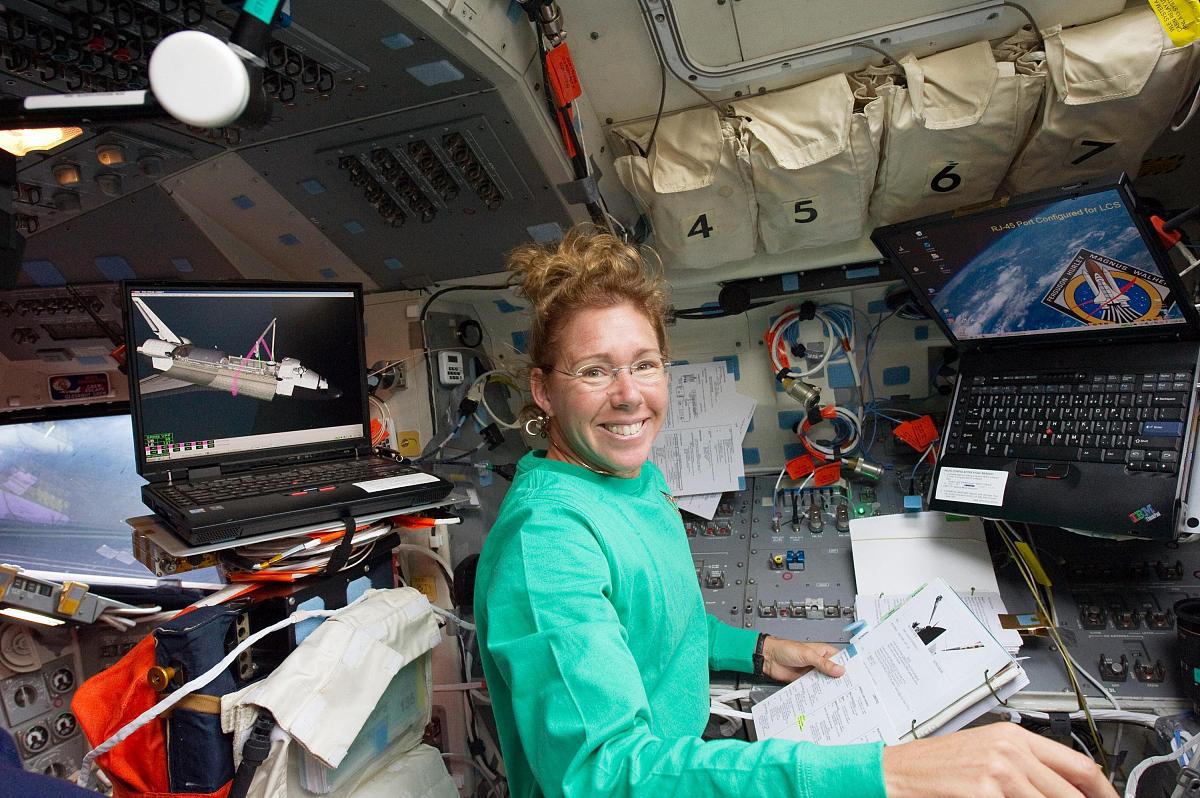 如果你作为项目经理你会争对制造航天飞机项目进行整体管理采取什么具体措施