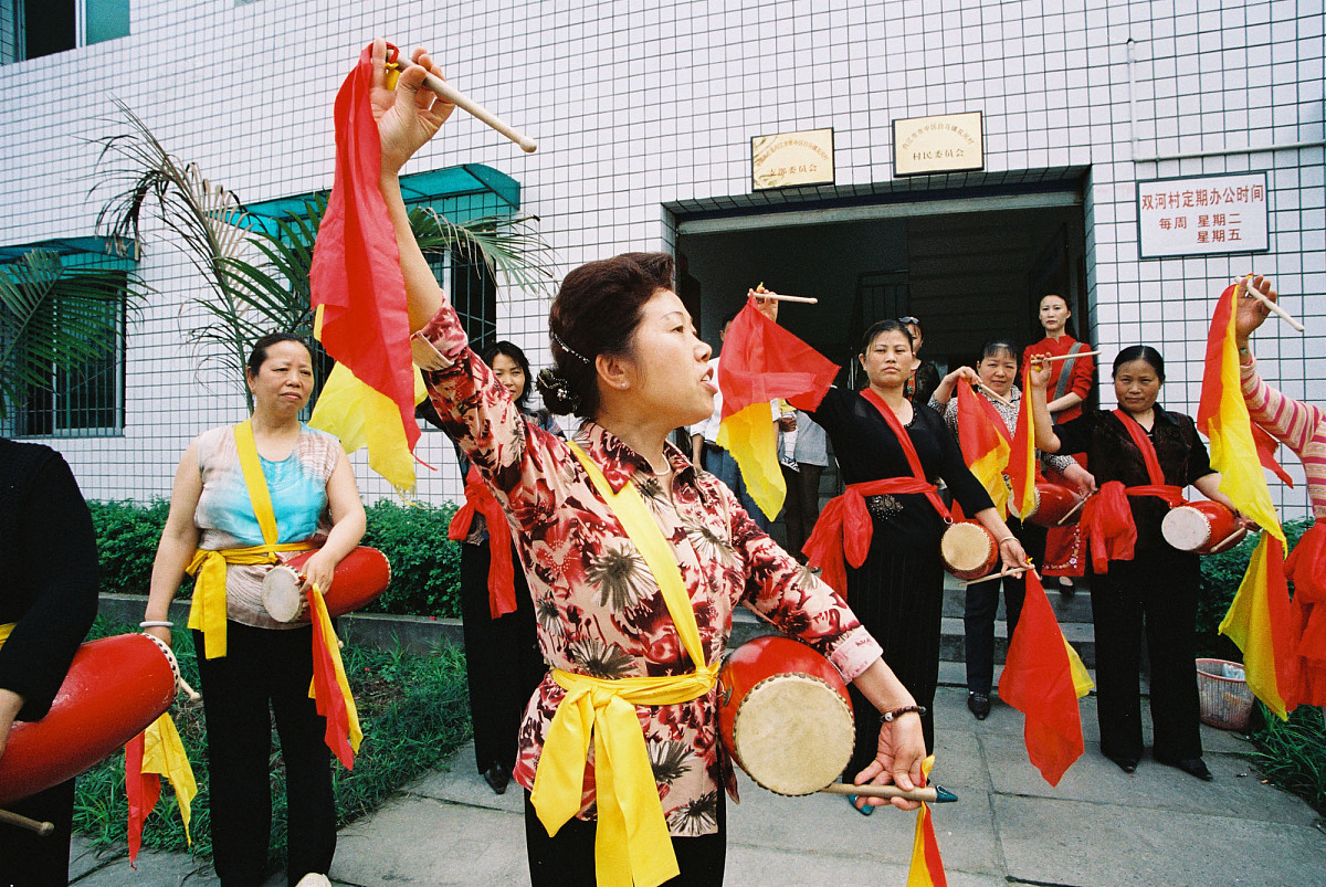 给我一个关于农村公共文化建设的现状与未来的问卷调查现状情况说明包括所在乡镇有无公共文化设施所在乡镇公共文化设施建设程度设施完备性有无参与过公共文化活动所在乡镇公共文化活动宣传是否充分公共文化活动组织是否规范是否能够满足个人需求1000字左右