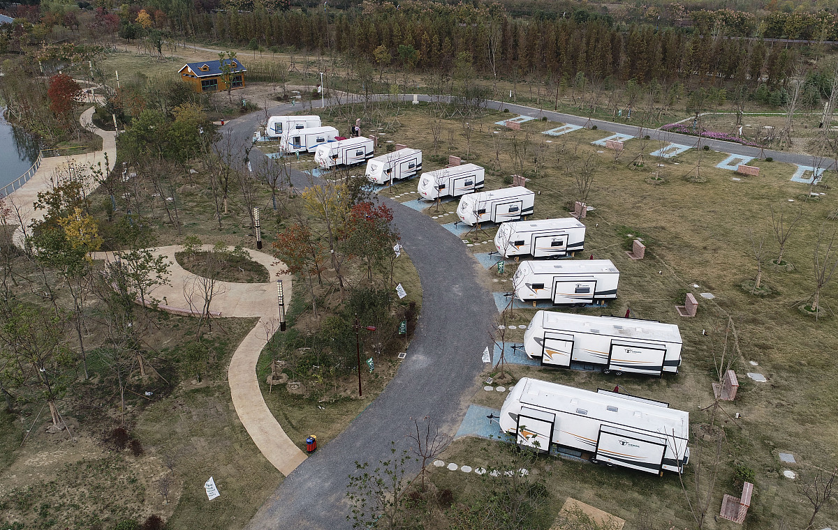 根据文献调查依据举出越野车在露营场景的优势