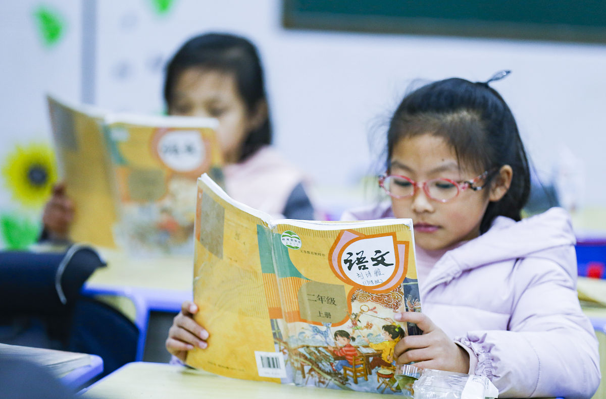 2018年12月13日,湖南株洲天元区尚格小学教室,参加校内托管的小学生在