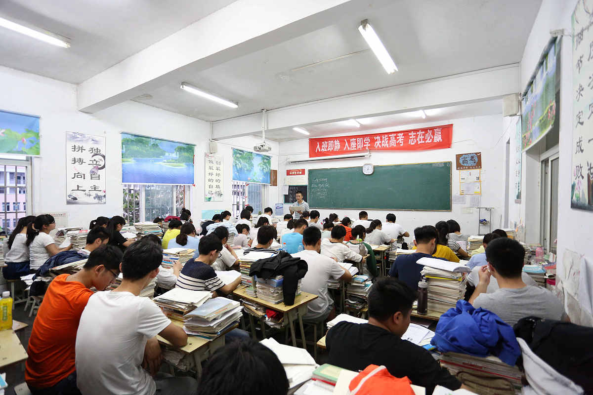 1陪你耍~~2一天哪那么多3+2-5!我们的同学还是要有提升的。3一天哪那么多特殊！有些同学真不适合生活在我们15班你就适合生活在真空!4、xxx你不适合上初中你应该去qiè上幼儿园!5我拒绝回答你的任何问题你有问题你就举手嘛你3+2-5不会我都可以给你讲！6我都替你感到悲哀ngāi！7我打点不代表你也打点就像我跟校长是有区别的校长坐专车我就只有走路就像我跟你也是有区别的8你家有山有矿有麻将馆那我