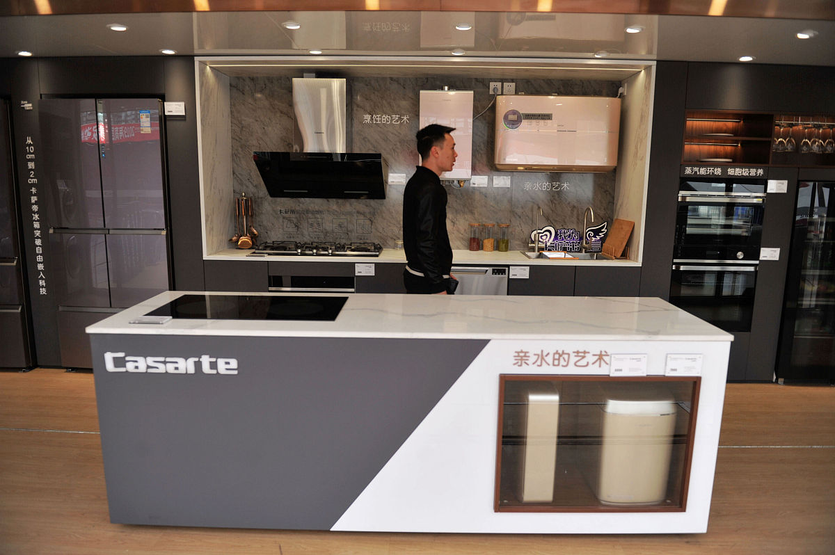那么2020年的9月我们推出了全球首个场景品牌三翼鸟那么在过去的三年有了三翼鸟的加持卡萨帝成为了高端场景的引领者。那么今天时间来到了2023年这是一个伟大的时代但又是一个变革的时代。当z时代的青年成为了消费主力人群他们需要的不再是家电他们需要的是一种美好的生活方式。所以卡萨帝将继续成为高端生活方式的引领者。我们坚信通过产品的升级模式的升级以及品牌的升级将会给全球的消费者带来更好的生活享受时代的高端