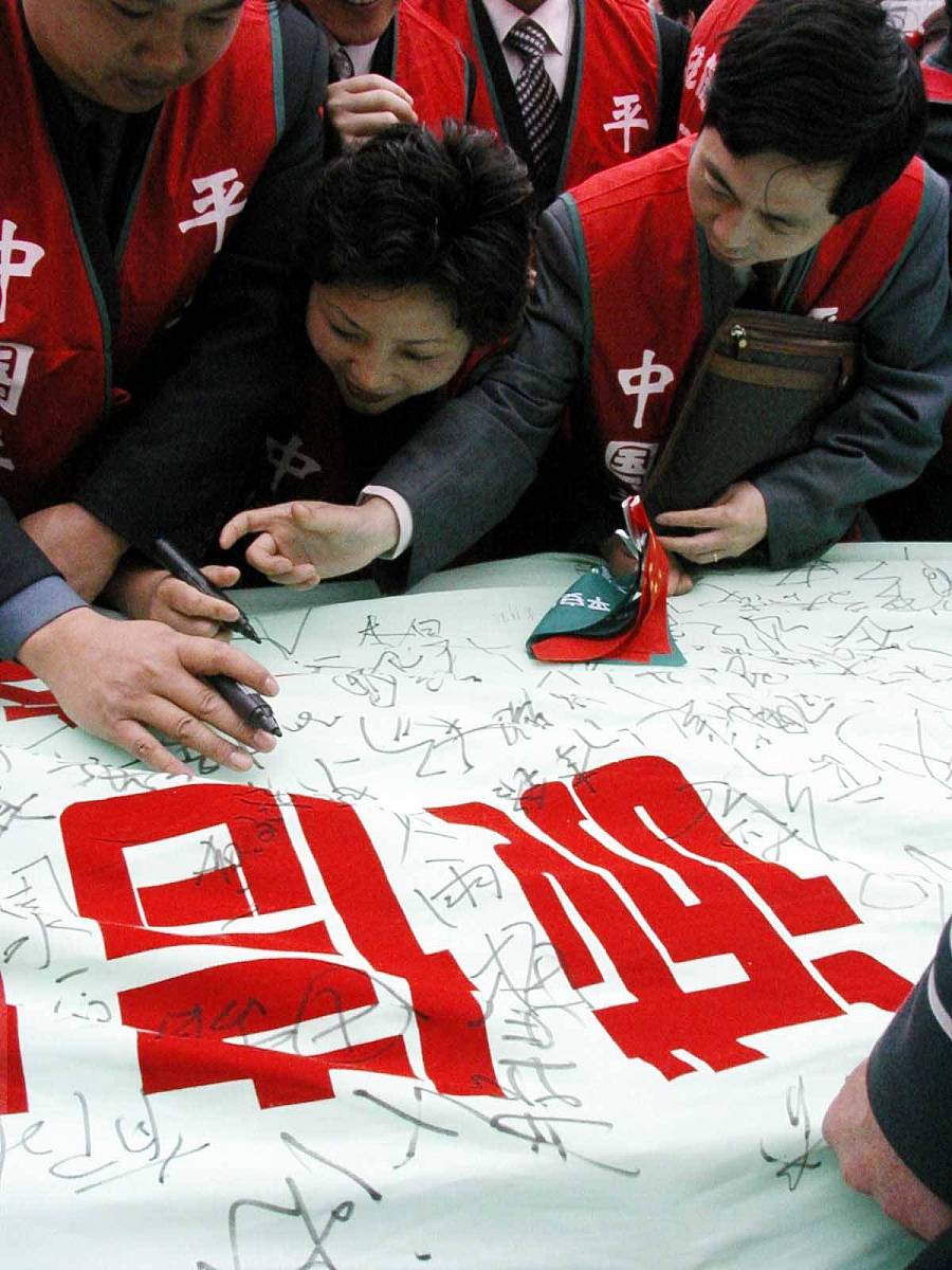 上海大公司千名员工广场宣誓签名恪守服务公约.+++_+++3.15,上海徐家